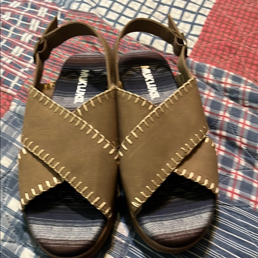 🎉SALE🎉$15 or 3 for $30🎉 MukLuks Brown-tan Sandals for Women